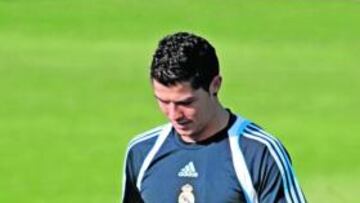 <b>CABIZBAJO. </b>Cristiano se retiró del campo cariacontecido.