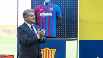 Joan Laporta, President of FC Barcelona, claps to Xavi Hernandez during his presentation as new head coach of FC Barcelona at Camp Nou stadium on November 08, 2021, in Barcelona, Spain.
AFP7
08/11/2021 ONLY FOR USE IN SPAIN