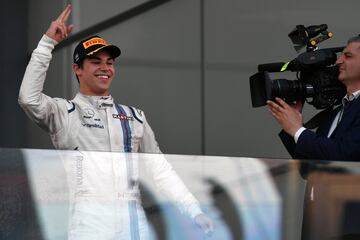 Lance Stroll celebra su tercer puesto en el GP de Azerbaiyán. 