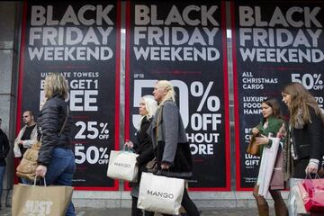 Compradores en el Black Friday brit&aacute;nico. El viernes negro es ya un evento mundial
