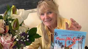 Patti McGee con el libro que cuenta su historia como pionera del skate: There Goes Patti McGee.