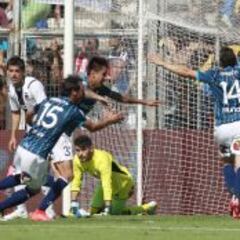 La UC golea a Colo Colo y es el único escolta de Cobresal