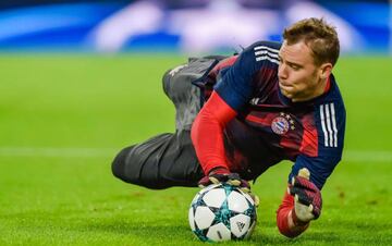 In this file photo taken on September 12, 2017 Bayern Munich's German keeper Manuel Neuer warms up ahead the Champions League group B match between Bayern Munich and RSC Anderlecht