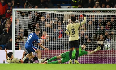 3-0. Enzo Fernández  asiste a a Liam Delap que anota a placer el tercer tanto. El gol del delantero inglés fue revisado por el VAR por posible fuera de juego del centrocampista argentino.