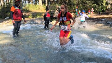 K42 Villa La Angostura. Sheila Aviles, plata mundial seleccion española, vadeando río km12.