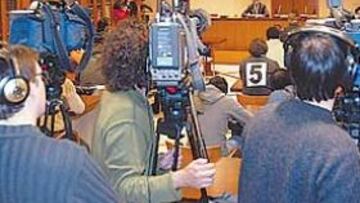 <b>GRAN EXPECTACIÓN</B>. Una cincuentena de representantes de medios de comunicación inundó la sala de la Asociación Española de la Prensa para la conferencia de Jesús Manzano.