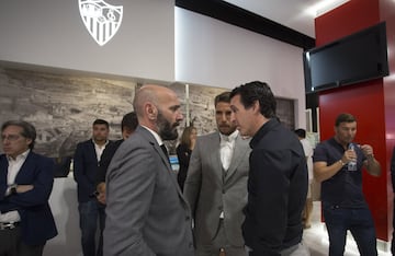 Monchi, Unai Emery y Carriço, en la capilla ardiente de José Antonio Reyes en el estadio Sánchez Pizjuán.

