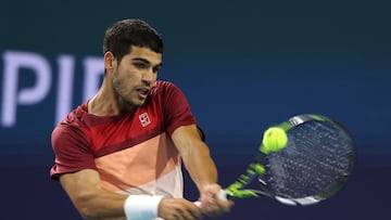 Carlos Alcaraz en su partido con David Goffin en Miami.