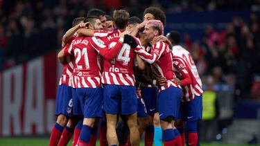 Los jugadores del Atlético celebran uno de los goles de Memphis Depay.