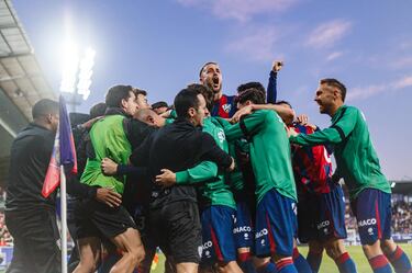 El central del Huesca disputó uno de los partidos con mayor acierto ofensivo de su curso. Para empezar, participó en el primer tanto de su equipo, con un perfecto centro al área que, tras remate y parada de portero, acabó con gol de Soko. No contento con ello, se apuntó el tanto del 2-1, empujando un balón con la cabeza al fondo de la portería en un córner.
 
