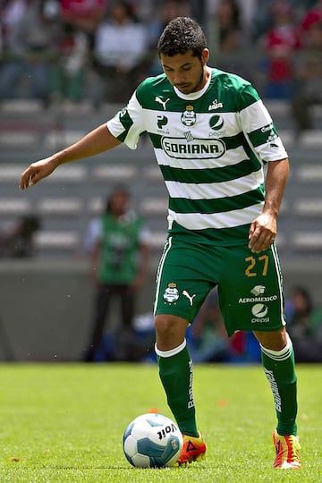 'La Mona' vivió sus mejores momentos como profesional en las filas de Santos Laguna. El lateral militó en dos etapas con los Guerreros (2004-2006 y 2010-2012). Olvera fichó con Chivas para el Clausura 2007, pero nunca se abrió un hueco con los rojiblancos. Después volvió a la Comarca.