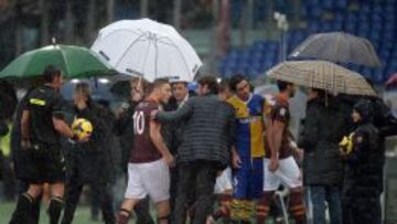 Los jugadores de Roma y Parma se retiran tras la suspensi&oacute;n del partido.