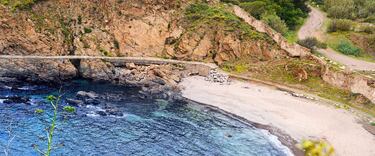 Una de las calas más espectaculares de Ceuta. Se caracteriza por sus aguas tranquilas y cristalinas, un lugar perfecto para pescadores y fotógrafos submarinos. Una playa salvaje de arena y rocas a la que se puede acceder con coche o dando un paseo por la naturaleza. 