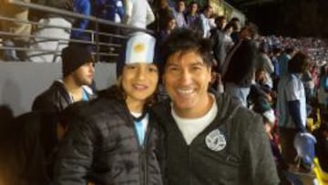 Zamorano, junto a su hijo Iv&aacute;n, en las tribunas del Estadio Sausalito en el partido Argentina-Jamaica.