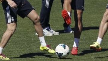 OK. Khedira intenta controlar un balón en el entrenamiento de ayer.