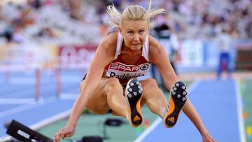 La letona Ineta Radevica competes salta durante la final de salto de longitud en los Europeos de Barcelona 2010.