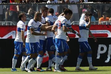 El jugador de Universidad CatÃ³lica Jose Pedro Fuenzalidacelebra con sus compaÃ±eros despues de convertir un gol contra Colo Colo durante el partido de primera division realizado en el estadio Monumental de 