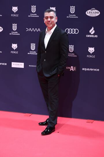 El compositor Arnau Bataller posa en la alfombra roja de los Premios Feroz 2025.