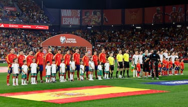 Las selecciones de España y Bulgaria formando en el centro de campo del estadio José Zorrilla.