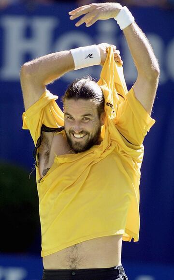 Patrick Rafter se rompe la camiseta durante el partido frente a Andrew Ilie.