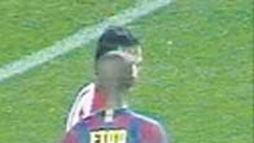 Momento en que Etoo escupe.