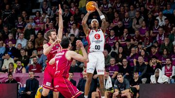 El ala-pívot del Casademont Zaragoza, Devin Robinson, lanza a canasta ante el pívot de Hiopos Lleida, Gyorgy Goloman, y el ala-pívot de Hiopos Lleida, John Shurna, durante el encuentro correspondiente a la fase regular de la Liga Endesa que disputan hoy domingo en el pabellón Barris Nord de Lleida.