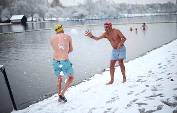 Decenas de vuelos han tenido que ser cancelados por un intenso temporal de nieve en la capital inglesa. La nieve ha venido acompañada por un gélida niebla que ha provocado temperaturas de -10ºC.