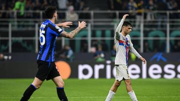 MILAN, ITALY - OCTOBER 4: Alessandro Bastoni of FC Internazionale and Pedri of FC Barcelona during the UEFA Champions League match FC Internazionale vs FC Barcelona at San Siro Stadium in Milan, Italy on October 4, 2022 (Photo by Piero Cruciatti/Anadolu Agency via Getty Images)