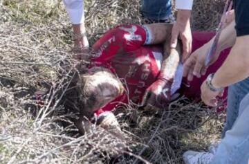 El ciclista ruso Ilnur Zakarin del equipo Katusha tras su caída en el descenso del Colle dell'Agnello durante la 19ª etapa del Giro de Italia disputada entre Pinerolo y Risoul