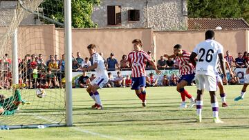 Riquelme y Hermoso observan como va a entrar el cabezazo de Cunha en el saque de un córner en la portería del Numancia, el 0-4 del Atlético.