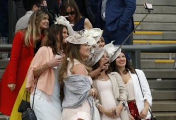 Grand National: Ladies' Day elegance from Aintree