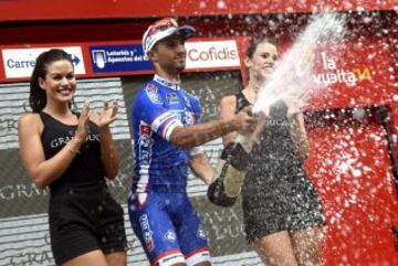 El francés Nacer Bouhanni, del equipo La Francaise des Jeux, en el podio tras proclamarse vencedor de la octava etapa de la Vuelta Ciclista a España 2014, en su 69 edición, que ha partido de Baeza (Jaén) y ha terminado en Albacete, con una distancia de 207 kilómetros.