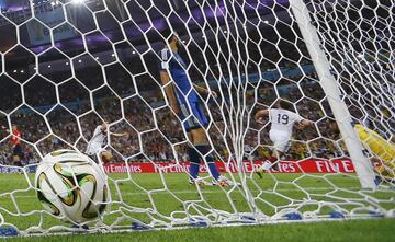 1-0. Mario Goetze anota el primer gol.