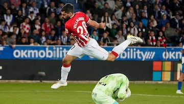 VITORIA (ESPAÑA), 22/09/2023.- El guardameta del Alavés Antonio Sivera (abajo) bloca el balón junto a Asier Villalibre (arriba), del Athletic Club, durante el partido correspondiente a la sexta jornada de LaLiga EA Sports que disputan Deportivo Alavés y Athletic Club este viernes en el Estadio de Mendizorroza (Vitoria). EFE / L. Rico
