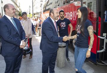 El presidente en funciones de la Comunidad de Madrid Pedro Rollán saluda a la jugadora rojiblanca Jennifer Hermoso a la llegada a la Comunidad de Madrid. 
 