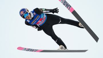 Ryoyu Kobayashi vuela en el trampol¨ªn Innsbruck del Cuatro Trampolines.
