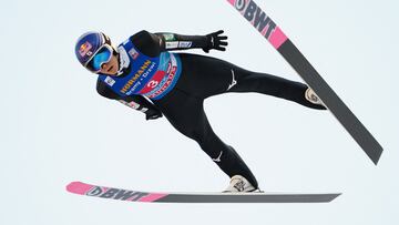 Ryoyu Kobayashi vuela en el trampolín Innsbruck del Cuatro Trampolines.