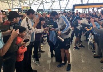 Los jugadores uruguayos atienden a algunos fanáticos antes del viaje desde Montevideo. 