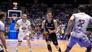 Mario Hezonja penetra a canasta.