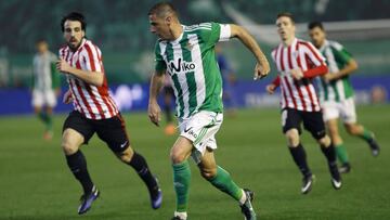 El centrocampista del Real Betis Joaquín Sánchez (c), seguido por el centrocampista Beñat Etxebarria (i), del Athletic Club de Bilbao, durante el partido de la decimoquinta jornada de Liga en Primera División que se juega esta noche en el el estadio Benito Villamarín, en Sevilla.