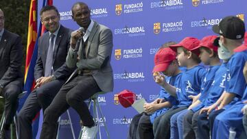 Eric Abidal, con Josep Maria Bartomeu.