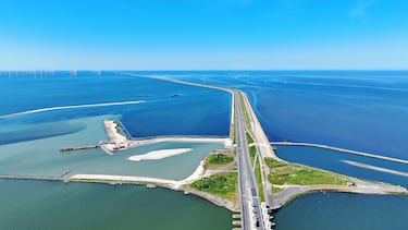 Se terminó en 1932, una época en la que no existía la maquinaria pesada moderna. Gran parte del dique se construyó volcando bloques de arcilla y piedras desde barcos de madera y barcazas, utilizando la fuerza de miles de trabajadores.