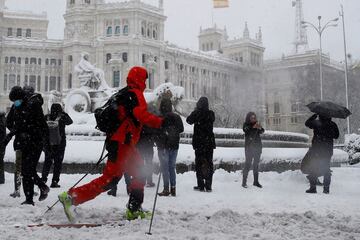 Varias personas caminan por la Plaza de Cibeles de Madrid.