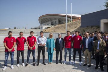 La presidenta de la Comunidad, Cristina Cifuentes, junto al presidente del Atlético de Madrid, Enrique Cerezo, y el entrenador del equipo, Diego Pablo Simeone y varios jugadores de la plantilla rojiblanca ,durante el acto de promoción del uso del metro para el acceso al estadio Wanda Metropolitano del Atletico de Madrid. 