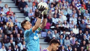 VALLADOLID, 05/11/2022.- El delantero español del Valladolid Óscar Plano (d) disputa el balón ante Edgar Badia (i), portero del Elche, durante el partido correspondiente a la decimotercera jornada de LaLiga entre el Real Valladolid CF y el Elche CF disputado este sábado en el estadio José Zorrilla de Valladolid. EFE/ R. García
