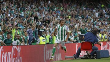 Joaqu&iacute;n celebra uno de sus goles ante el Depor.