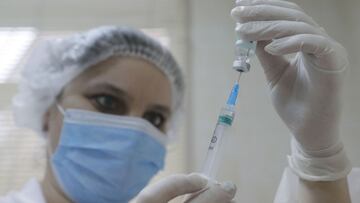 Kiev (Ukraine), 02/04/2021.- An Ukrainian medical worker prepares a doze of AstraZeneca (Covishield) vaccine for an injection in Kiev, Ukraine, 02 April 2021. Ukrainian Deputy Health Minister and Chief Medical Officer Viktor Liashko has said Ukraine received the confirmation of an additional supply of one million doses of Pfizer/BioNTech COVID-19 vaccine under the COVAX Facility on 31 March 2021. Ukraine has received 500,000 doses of the CoviShield (AstraZeneca) vaccine in February. The contract provided for another one million doses by late March after another 500,000 doses and another million. However, India temporary ban on the export of vaccines is in force now but Ukraine should receive 1.7 million doses of the same AstraZeneca vaccine produced in South Korea by late May. Ukraine said the total number of confirmed COVID-19 cases grew to 1,691,737 as of 01 April 2021. As many as 1,323,083 patients have recovered. The death toll has hit 33,246. (Corea del Sur, Ucrania) EFE/EPA/SERGEY DOLZHENKO