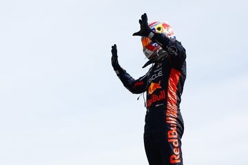 Alegría de Max Verstappen tras proclamarse campeón en el Gran Premio de Italia de la Fómula 1.