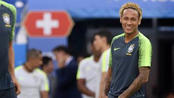Neymar, sonriente en el entrenamiento de Brasil.