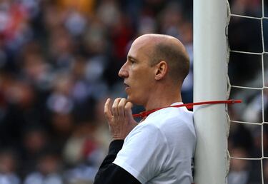 Dos espectadores se atan a los postes en el Eintracht-Friburgo